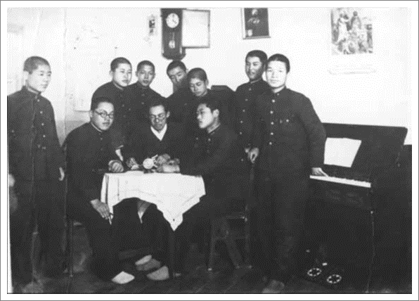 Moon con il gruppo di studio biblico